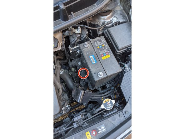 Défaire complètement le boulon qui maintient la batterie dans sa position.