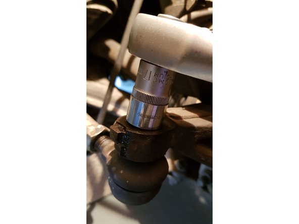 Avec une douille de 17mm retirez l'écrou de la rotule.