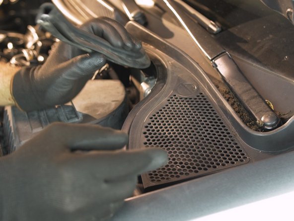 Au dessus de l'amortisseur, dans la baie moteur : retirer le joint de capot