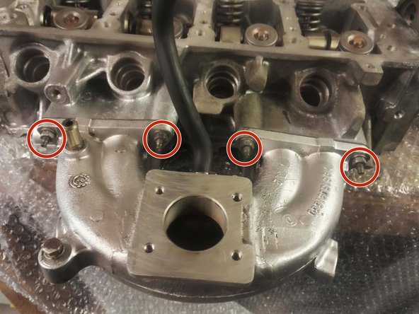 Mettre en place la pipe d'admission (Module d'injection déposé, mais ce n'est pas obligatoire)