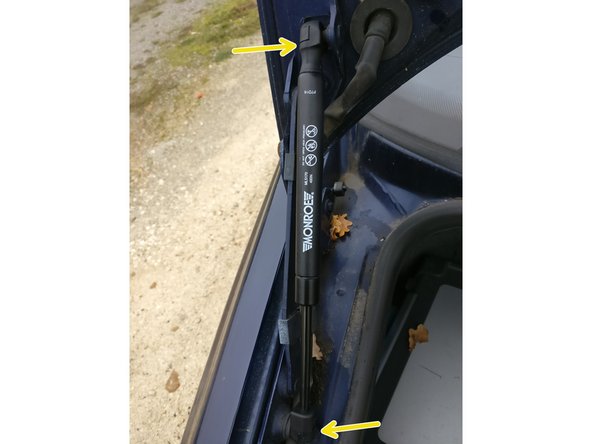 Clipser le haut puis le bas du vérin sur les attaches