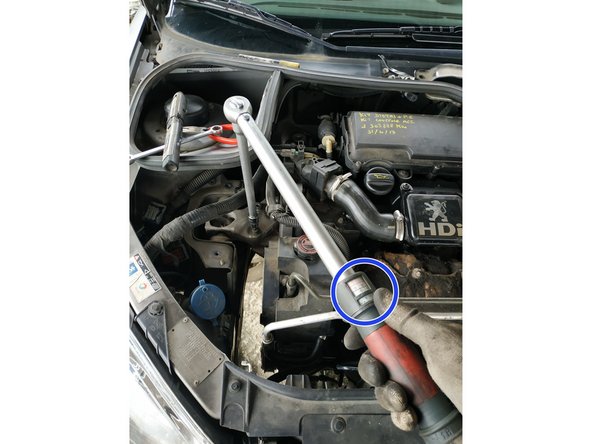 avancer les 3 vis et l'écrou à la main (si le support moteur est correctement placé, on ne doit rencontrer aucune résistance)