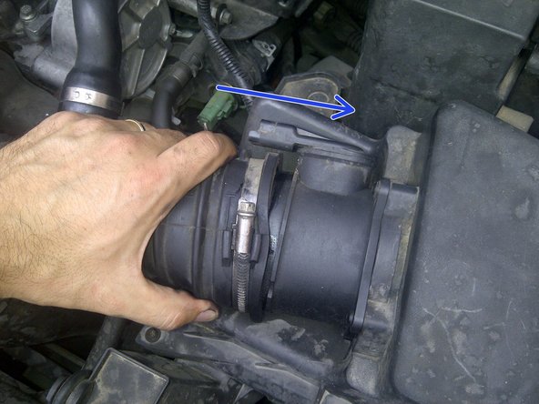 Repositionner le manchon et resserrer les colliers (côté boîte à air et côté turbo)