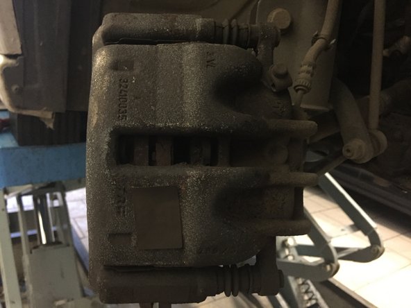 Repousser le piston à l'aide d'un tournevis plat.