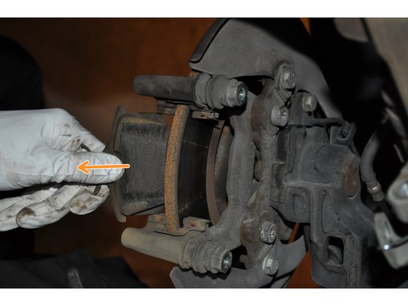 Déposer les plaquettes de frein.