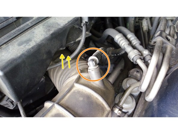 Retirer avec précaution la petite durite en plastique