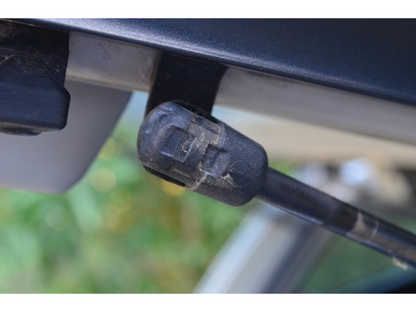 Pour retirer la tête du vérin il suffit de donner un petit coup avec la main.