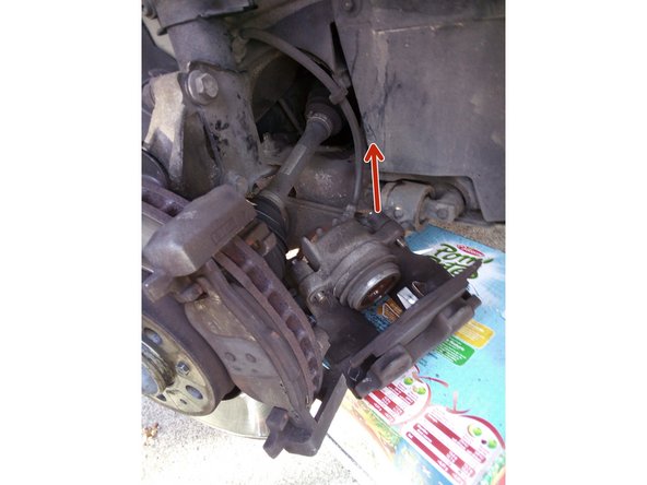 Déposez l'étrier en hauteur et le fixer avec un bout de câble afin de ne pas détériorer le flexible de frein (tuyau relié à l'étrier).