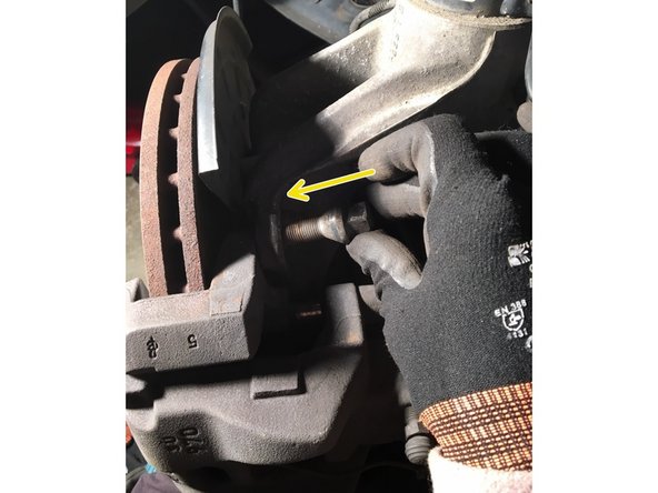 Replacez votre étrier sur le disque, replacez les deux goujons Torx à la clef dynamométrique en ayant pris soin de mettre du frein filet (bleu) sur la base du filetage (serrage conseillé 152 à 168 Nm) 