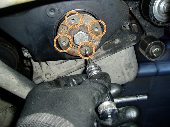 Mettre le capot du dessous puis installer les vis. La vis 6 pans creux la plus longue est la vis du milieu des capots supérieurs.