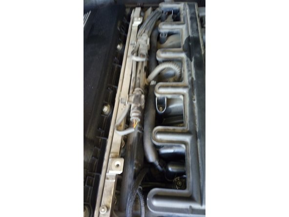 La mise en place des nouvelles durites peuvent s'avérer long et fastidieux. Prenez votre temps. Vous devez entendre un &quot;clic&quot; à chaque fois que vous clipser les durites en plastiques.