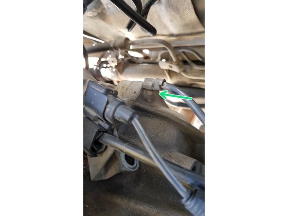 Avec une douille de 13mm retirez la vis du démarreur qui maintient le support.