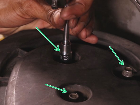 A l'aide d'un petit clique et d'une douille de 10 resserrer les trois autres vis sur le couvercle de la boite à air