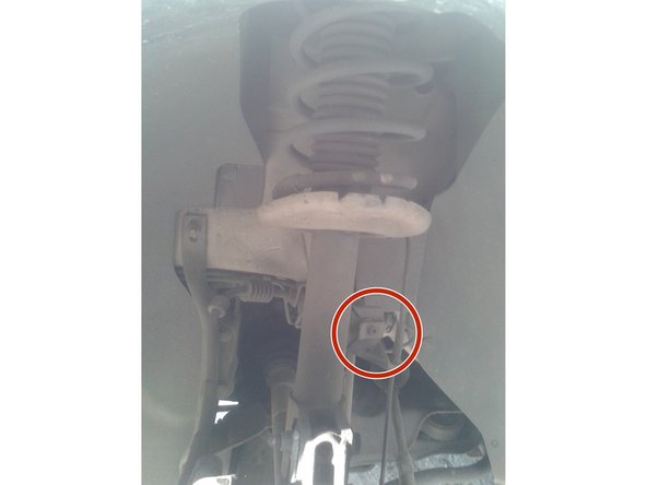 Démonter les roues en sécurisant l'auto sur des chandelles