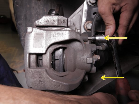 Dévisser les vis colonnettes à l'aide d'un cliquet et d'une douille allen de 7