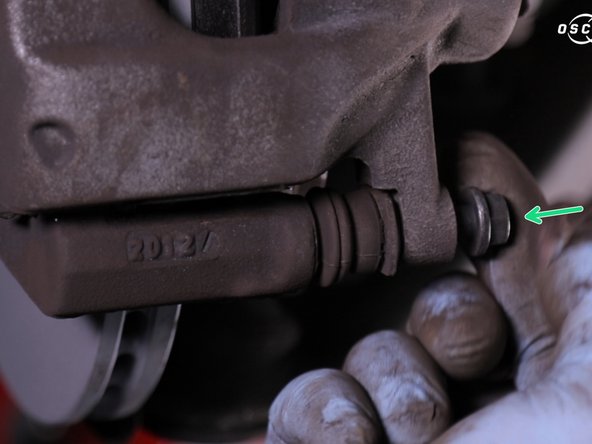 Faire basculer l’étrier et resserrer la vis du bas