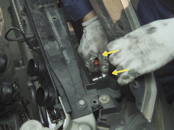 Le radiateur est retenu par deux vis, dévisser les avec une douille de 10
