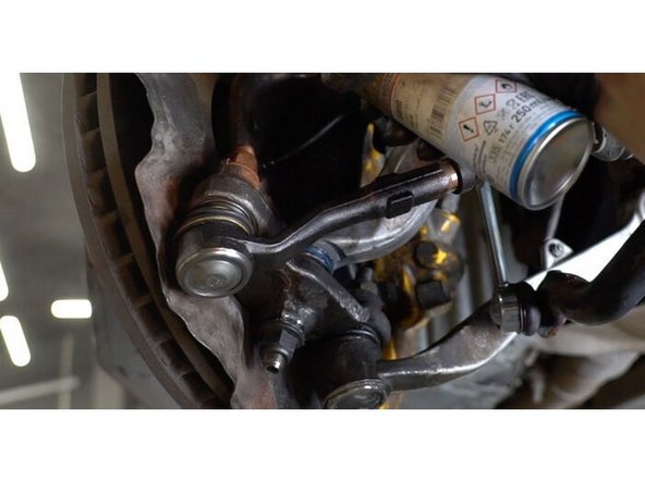 Appliquez du produit sur la fixation reliant l'embout de biellette de direction à la fusée d'essieu. Utilisez de la graisse au cuivre.