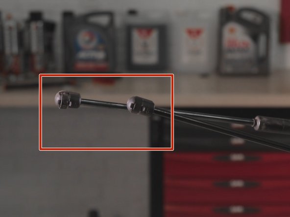 Comparer l'ancien et le nouveau vérin de coffre (dimensions,attaches)