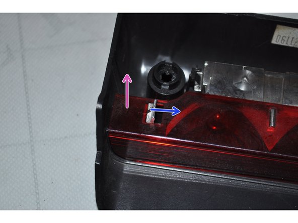 Appuyer sur les languettes vers l’intérieure.