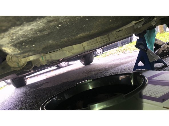 Une fois l'huile totalement écoulée, serrer le bouchon de vidange neuf