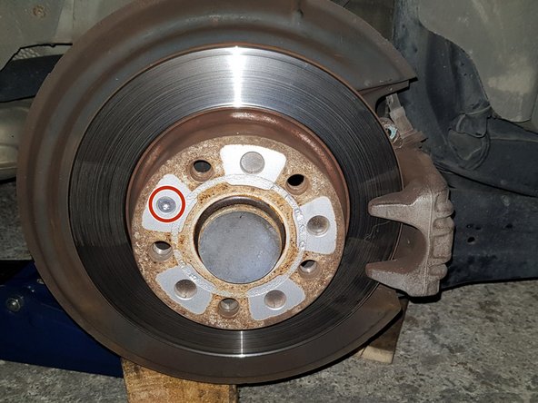 Avec une douille Torx mâle T30 retirez la vis.