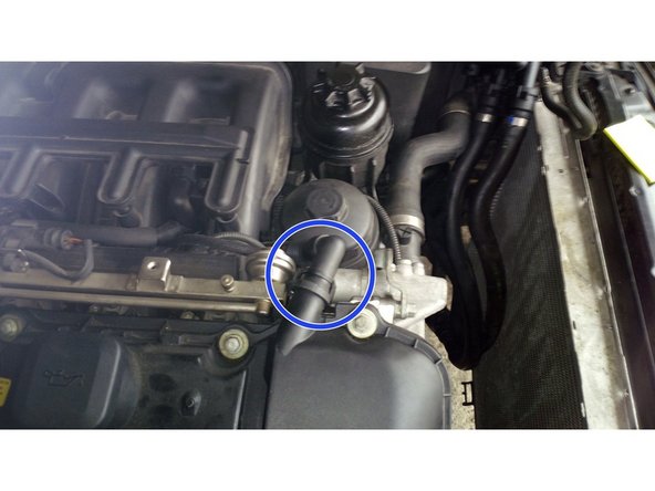 Retirer le flexible de dégazage du moteur, pour cela appuyer sur le contour plastique du tuyau et le retirer en même temps