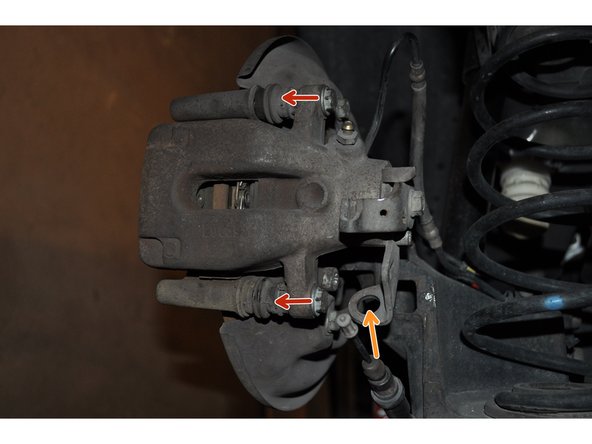 Serrer les vis de l'étrier et remettre en place le câble de frein à main.