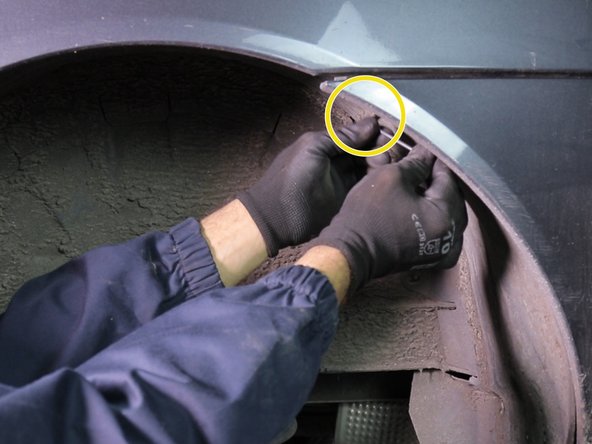 A l 'aide d'une clé Torx T20 dévisser les vis du pare boue