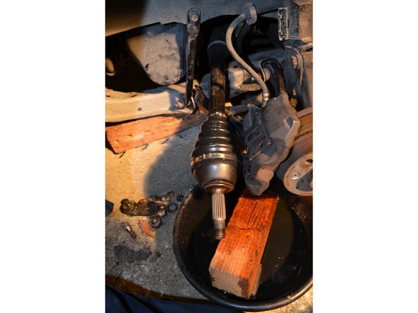 Présentez les deux colliers de serrage dans leurs emplacements.