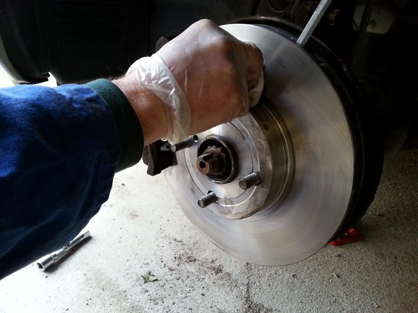 nettoyer le disque neuf avec du nettoyant frein et bien essuyer avec de l'essuie tout