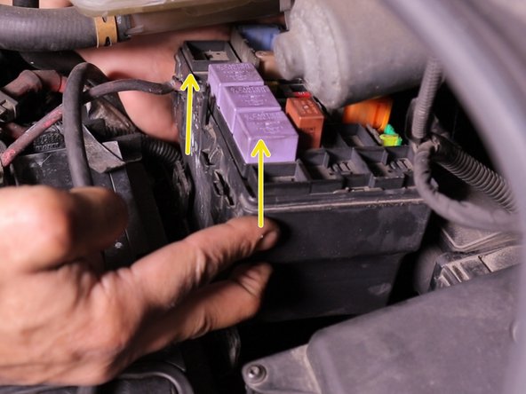 Déclipser la boite à fusibles et placer légèrement sur le coté , attention aux câbles