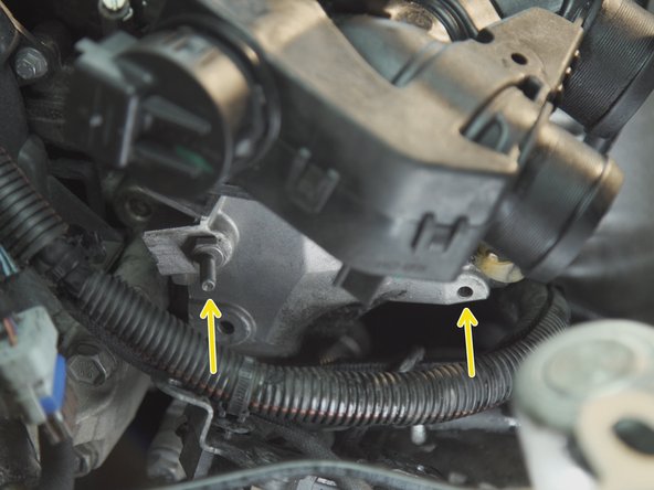 Replacer les deux vis du support et les resserrer à l'aide du cliquet et de la douille de 13