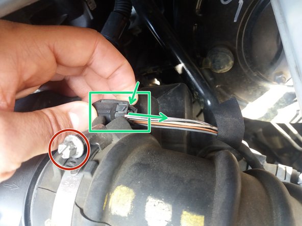 Déconnecter la fiche située derrière le tuyau d'arrivée d'air en appuyant bien sur la languette puis la sortir vers la droite.