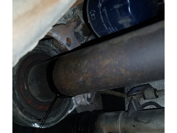 Quand l'huile ne s'écoule plus dévissez le filtre à la main.