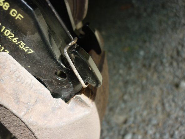 Clipsez les deux ressorts antibruit.