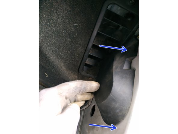 reclipser le cache intérieur en appuyant dessus