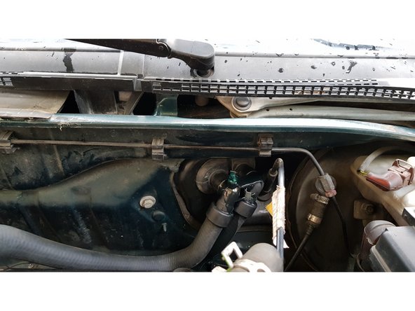 Dès que le liquide s'écoule en continu sur un purgeur, fermez-le.