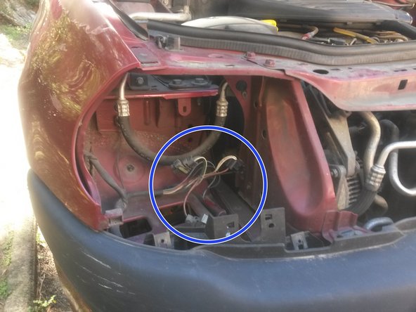 Glisser les connecteurs dans les trous de la carrosserie pour éviter de les abîmer en passant les bras à cet endroit par la suite.