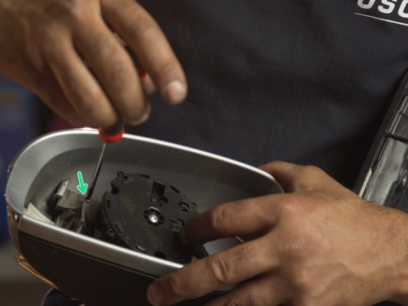 Dévisser les deux vis de maintient de la coque à l'aide d'un tournevis cruciforme