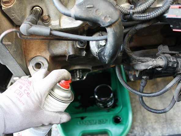 Nettoyer le support du filtre avec un produit dégraissant et un chiffon.