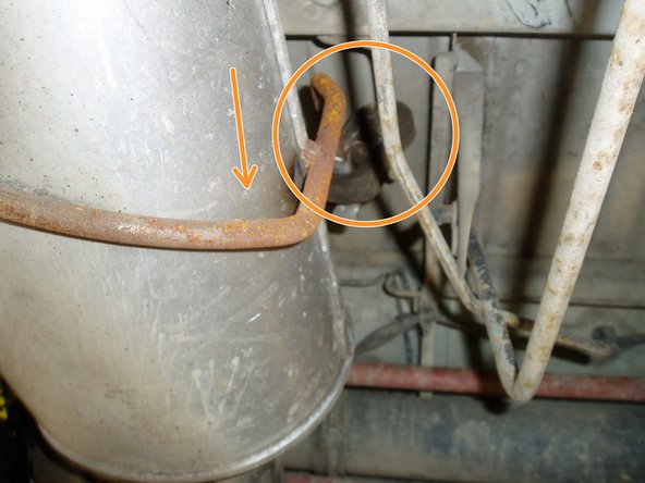 Déposer le silentbloc de la ligne d'échappement.