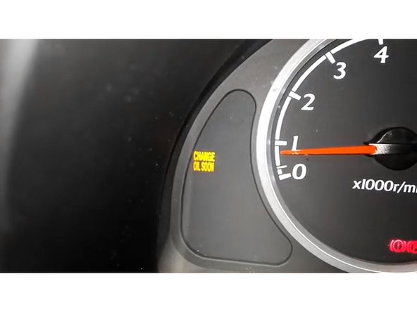 Enfin, pour retirer le message d'erreur sur le compteur, mettez le contact (sans démarrer), puis appuyez sur le bouton au tableau de bord. Une fois effectué, il vous faudra appuyer 3 fois à fond sur la pédale d'accélérateur.