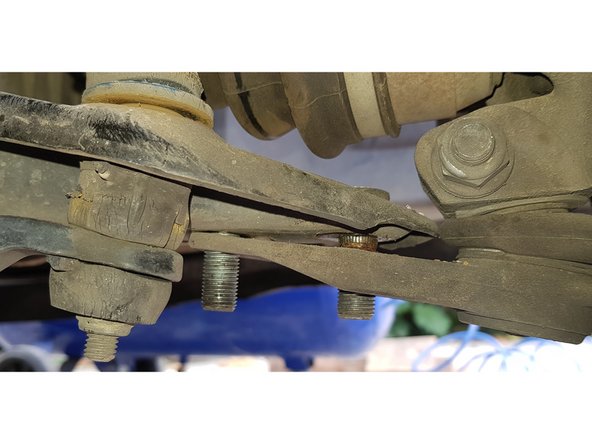 Si vous avez du mal à désaccoupler la rotule, vous pouvez utiliser un pied de biche ou une barre à mine pour faire levier sur le triangle en prenant appui sur la barre stabilisatrice.