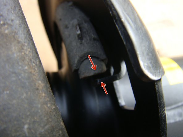 
Bring the bottom end of the spring up against the heel of l'amortisseur before completely decompressing the spring
