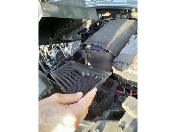 Nettoyer la boîte à air à l'aide d'un aspirateur, d'un pinceau et d'un chiffon microfibre. Enlever les débris, feuilles poussières etc... Penser à enlever la grille au fond pour un nettoyage complet, et la nettoyer elle aussi.