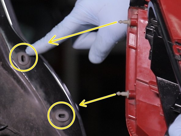 Replacer le nouveau feu arrière l’insérer dans les deux ergots