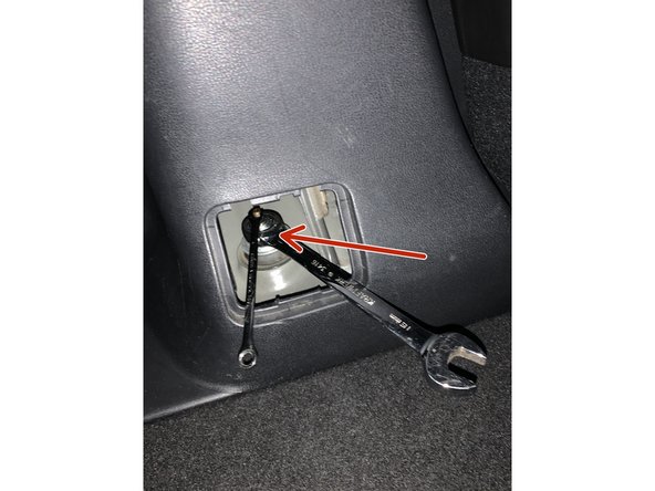 À l'aide d'une clé de 8 et de 16 dévisser la vis qui maintient l'amortisseur à la caisse