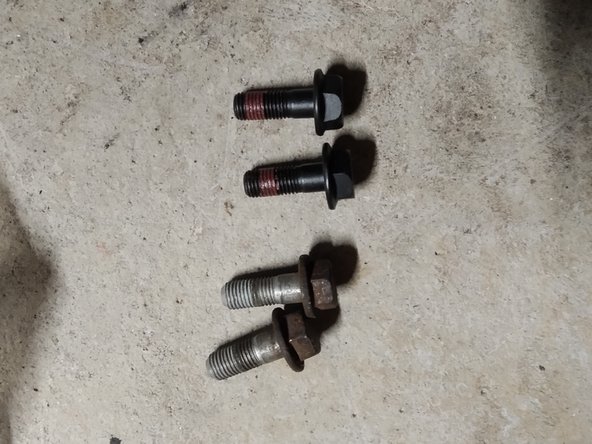 Mettre en place les glissières des plaquettes neuves sur le support de l'étrier. Attention à bien les centrer par rapport au disque de frein.