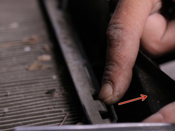 Déclipsser les deux attaches du support du filtre d'habitacle